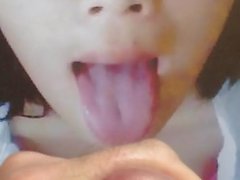 Cutie asiático con una lengua llena de esperma