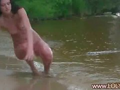 Triguena el loly desnuda en el río