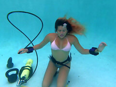 Modelling shoot, girl breath hold, bajo el agua