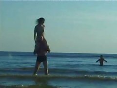Откровенный обнаженном нудистская подросток стыковой на общественном пляже