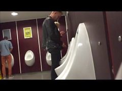 Heiße Kerle, die an urinals pissen