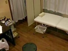 Examen sexual del médico perverso japonés Gyno a la nena - Sunporno
