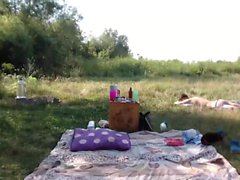 perra pelirroja topless en público al aire libre