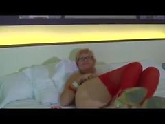 Sexy Granny In Red Alusvaatteet Masturboi Bed