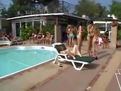 Chorros fiesta de cerca de piscina