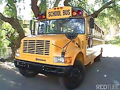 Doce jovem estudante loira chupa e fode o motorista de ônibus escolar