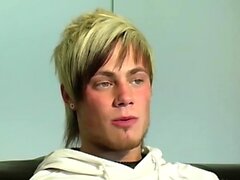 Blond Emo Twinks Bradley Bishop Cums dopo aver masturbato il solo