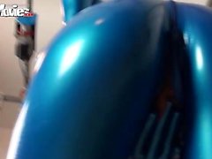 Pervers Fiona dans latex bleu montre sa chatte la fente