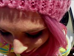 adolescente cabelo rosa martelado por policial