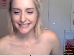 La fille de caméra blonde blonde sexy se masturbe et parle sale