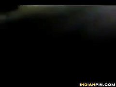 Довольно индийский петух Sucking в машину