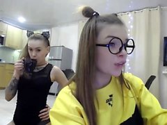 Amatör seks kasetinde genç lezbiyen üçlü