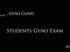 Triplettes examen de gyno étudiante