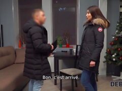 'Dette4k. Monica Wet a des relations des relations sexuelles Inattendues AveC Le Collecteur de Détès persistant '