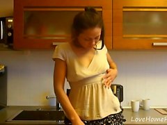 Prendere in giro il di sessione in cucina con un hottie