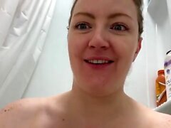 Big Boob Brünette masturbiert auf der Webcam