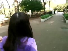 Pequeña colegiala japonesa 18 Hable con First Blowjob en el coche