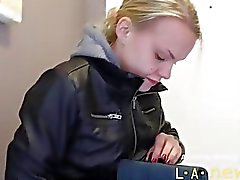 blonde se fait défoncer dans le cul pendant un appel jetant