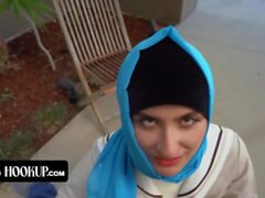 'Vagabunda árabe com hijab se masturba para o namorado e, em seguida, fica de joelhos e andorinhas sua masculinidade'