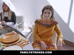 FamilyStrokes - La belle mère et la fille font la fête de l'action de grâce