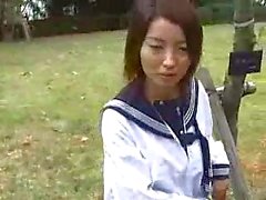 De jeune japonaise de fille en uniforme scolaire