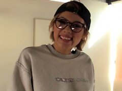 Pornstarplatinum nerdy asiatischer Aubrey Luna bläst harten Schwanz