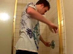 Piss Young homme aimant jouer avec sa bite dans un bain moussant