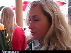 Amateur blond donnant headjob extérieur