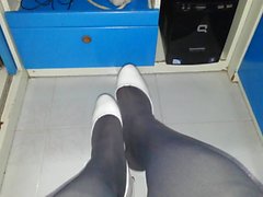 White Patent Pumps avec Pantyhose Gris Teaser 4