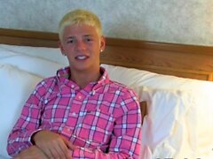 Skinny Blond Twink Kyle Richerds Cums после интервью