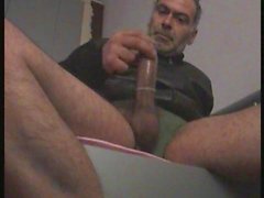 dick grande padre masturbandosi with condom