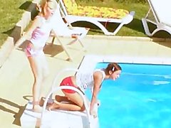 Three niñas putas secreto de junto a la piscina
