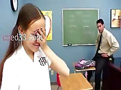 Schoolgirl inocente golpeó la mesa