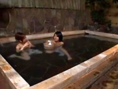 Asiatique jeune couple baise dans un bain public