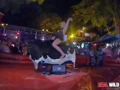 Naked Sluts Bull Riding bei Flash-Fest 2018 Wild and Out of Control