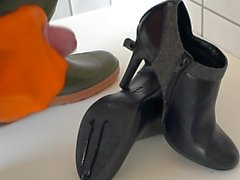 Cumming en tacones altos en guantes y guantes de goma