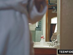 TEENFIDELITY - Kylie Quinn Hot adolescente recebe seu bichano Massaged