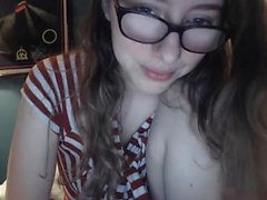 Kinky camgirl con gafas se extiende las piernas y los ejercicios de su