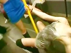 vagabundas britânico Laura e kelly piscando e dedilhado no metro