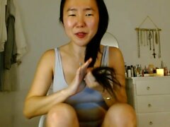 Sexy asiático juguete su coño y culo en la cámara web