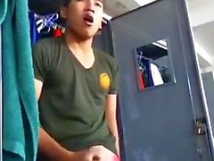 18 El muchacho asiático envejecido masturbarse en lockerroom