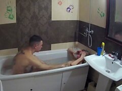 Amatör Rus genç duş alır
