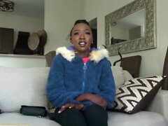 Petite Ebony Newbie ferait n'importe quoi pour un travail