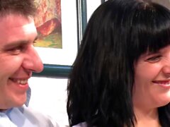 Psicólogo maduro alemão ensina um casal de verdade como foder