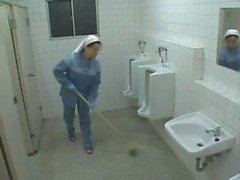 Infirmier asiatique And Cleaning Lady aider un patient à Jerk Off