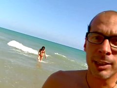 Slut spagnolo con bicchieri di ottiene dicked dura sulla spiaggia di