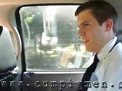 Cody ya a Johnny y conduciendo y al ver a un hombre Mormón