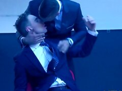 Les hommes en costume cul baisent après la bite sucer