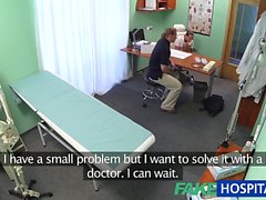 FakeHospital calientes triguena enfermera le da a un poco de sexo del paciente