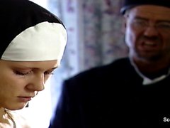 Deutsche Junge Nonne wird de GI Kloster gefickt und besamt